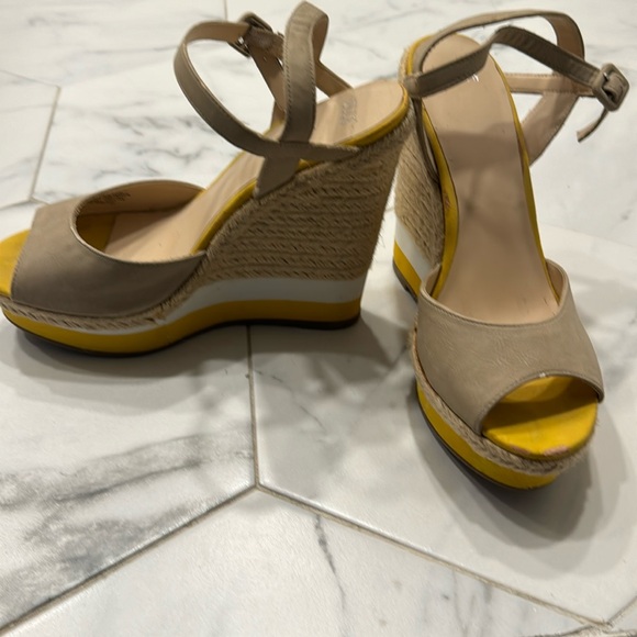 Elle wedge size 8 yellow trimmed shoes comfy worn once minor flaws see pics - Picture 3 of 12
